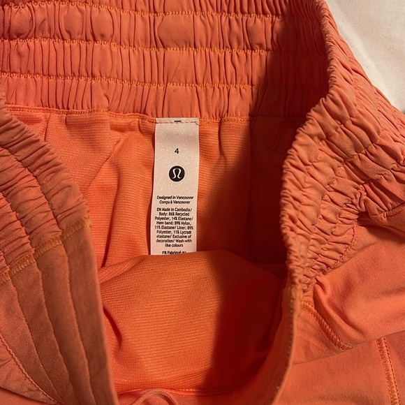Lululemon Hotty Hot High Rise 4” Lined shorts - Picture 2 of 4